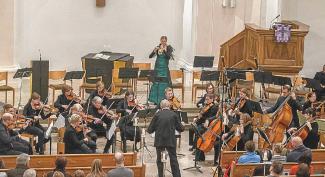 Exzellente Spannungsbögen: Concerto Ludwigsburg mit Trompeterin Anke Herrmann (hinten). Foto: Oliver Bürkle