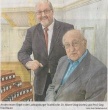 An der neuen Orgel in der Ludwigsburger Stadtkirche: Dr. Albert Sting (rechts) und Prof. Siegfried Bauer. Foto: Holm Wolschendorf.