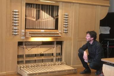 Musikreise nach Tübingen: die neue Ahrend-Orgel wird von Martin Kaleschke vorgeführt. Bild: Siegfried Bauer..